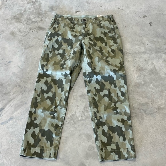 GAP Woman’s Camo Straight Khaki High Rise pants size 6 outdoor hiking country - Picture 1 of 7